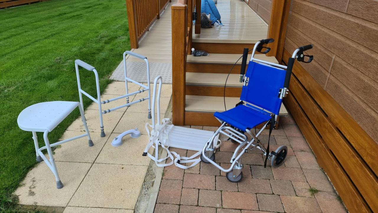 Tattershall Lakeside Lodge Indulgent Wheelchair Accessible 8 Berth With Hot Tub Exterior photo