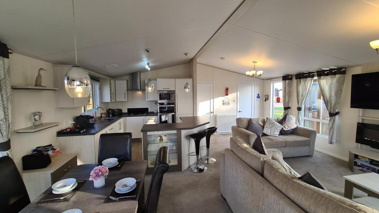 Tattershall Lakeside Lodge Indulgent Wheelchair Accessible 8 Berth With Hot Tub Exterior photo