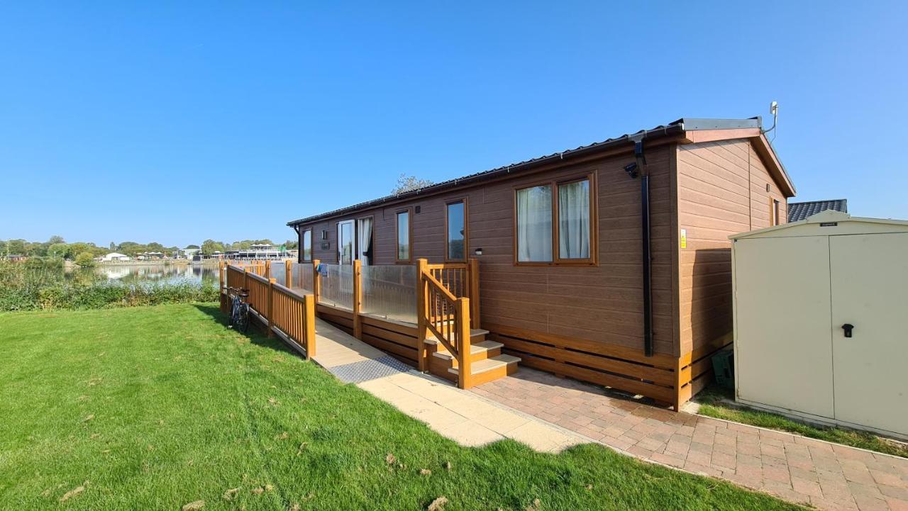 Tattershall Lakeside Lodge Indulgent Wheelchair Accessible 8 Berth With Hot Tub Exterior photo